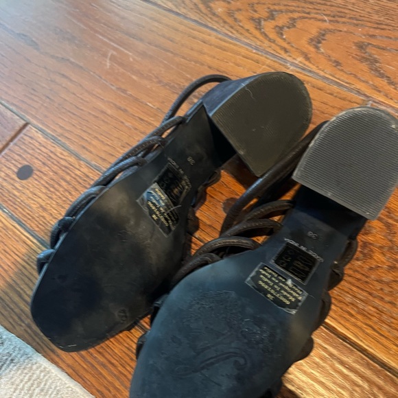 Free people, black sandals, only worn twice. - Picture 4 of 5